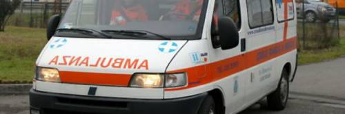 Lecce, in fiamme un'ambulanza, esplose le bombole d'ossigeno