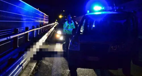 Pedone travolto e ucciso sulla A10: è giallo sulla dinamica