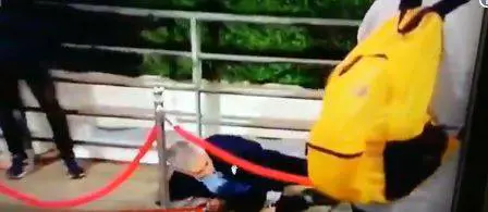 Mourinho inciampa e cade a terra: il video diventa virale sui social