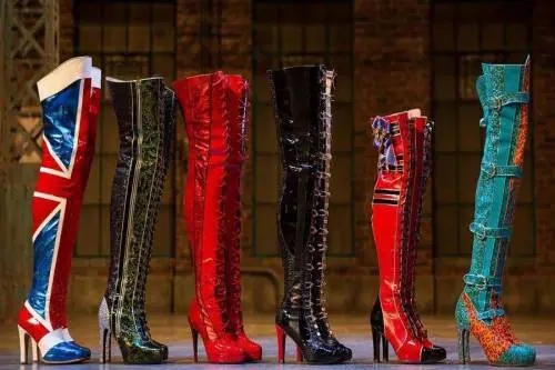Micam palcoscenico dei tacchi a spillo del musical Kinky Boots