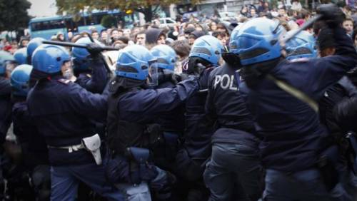 Rimini, scontri tra FN ed agenti che evitano contatto con anarchici
