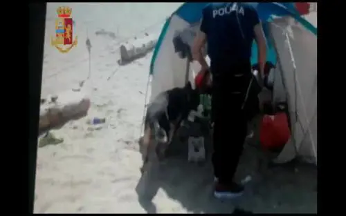 Roma, arrestati 5 africani: vendevano droga sotto gli ombrelloni