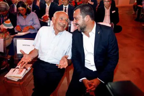 "Dio esiste, ma non sei tu" Quella maglietta regalata dal don a Salvini