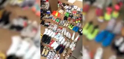 Fedez casalingo alle prese con centinaia di scarpe