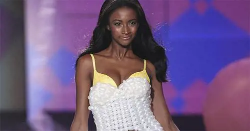 Modella di Victoria’s Secret bersaglio dei social: “Non puoi essere ingegnere informatico”