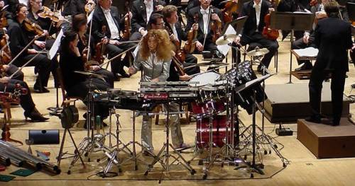 Glennie e i suoi ritmi: la percussionista che sente con il corpo