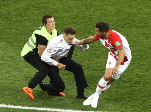 Piotr Verzilov invade il campo durante la finale dei Mondiali in Russia