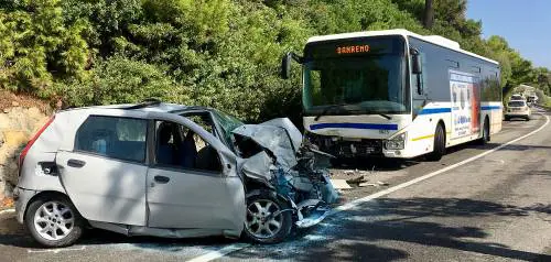 Imperia, schianto frontale tra auto e corriera: un morto e otto feriti