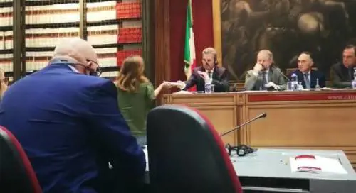 FdI regala Costituzione a Oettinger: "La sovranità è del popolo, non dei mercati"