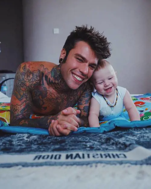 Fedez, una canzone per Leone: "Sono parole che mi mettono a nudo"