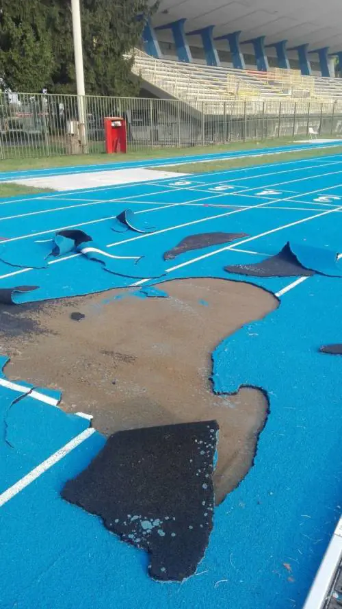 Devastata la pista d'atletica nel giorno dell'inaugurazione