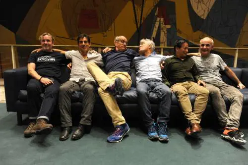 I sei amici impossibili dalle Falkland al teatro