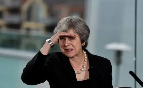Brexit, Theresa May tira dritto: "Non stravolgerò il referendum"