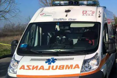 Tragedia in strada: scontro tra camion turistico e pullman