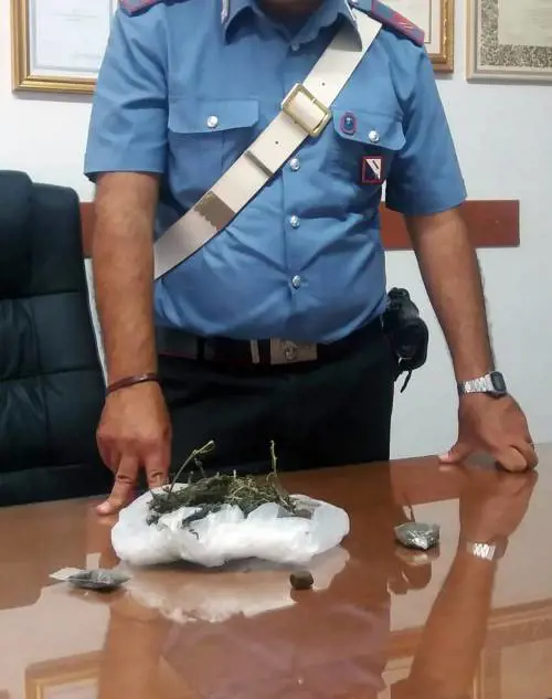 Scoperto in strada con la droga, 35enne in manette