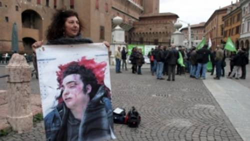 Patrizia Moretti in strada con l'immagine di Federico, il figlio morto