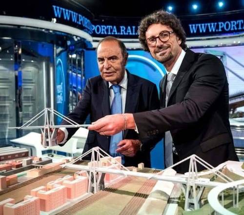 Toninelli, altra gaffe: ride sul plastico