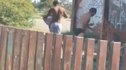 Latina, migranti si fanno la doccia in piazza