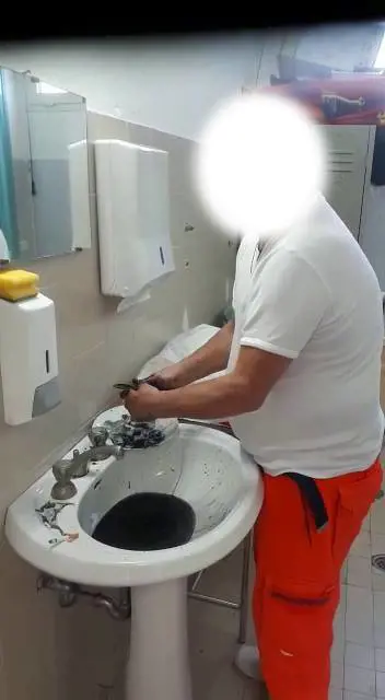 Nel Cosentino, medico pulisce le seppie nel lavandino dell'ospedale