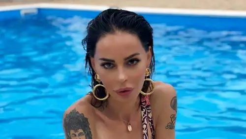 Nina Moric a letto con Corona e Carlos Maria. Pioggia di critiche 