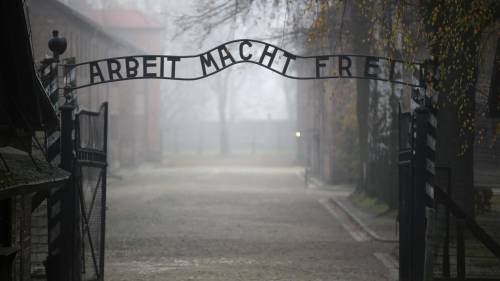 Carpi, stranieri oltraggiano monumento olocausto: l’ira dei cittadini