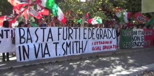 CasaPound sfila contro rom e rischia la rissa col corteo della sinistra
