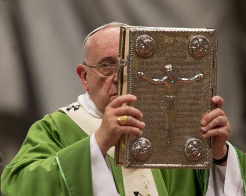 Il Papa invita a pregare contro il diavolo per difendere la Chiesa