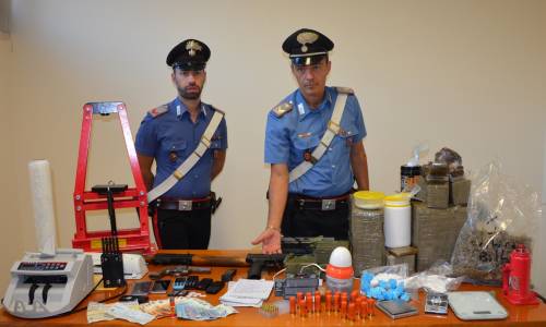 Centrale di stoccaggio della droga smantellata dai carabinieri