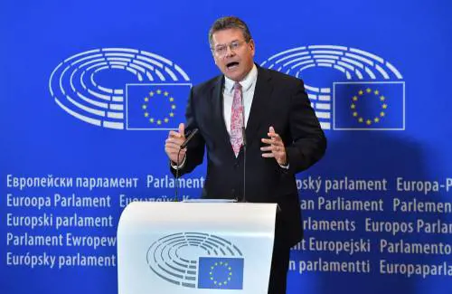 Ue, prove di trattativa: "Ora nuovo approccio". E Berlino frena Parigi