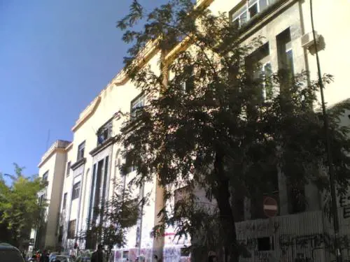 Napoli, al liceo mancano le aule: studenti al mare