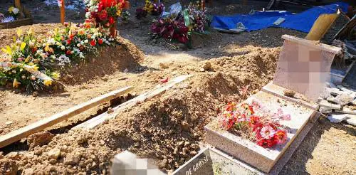 Spostano le lapidi al cimitero: imperiese non trova più la tomba del padre