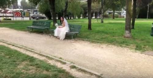Sposa triste cammina per Milano. Il web si interroga sulla donna misteriosa