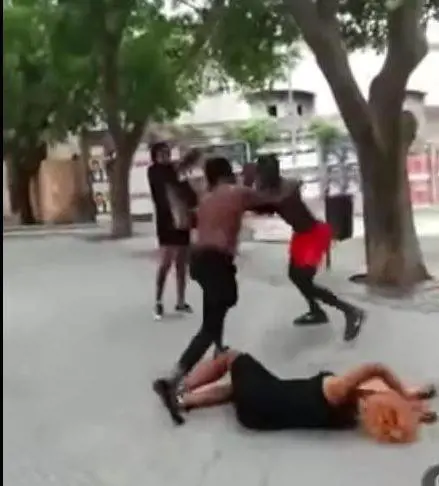 Violenta rissa tra gli africani "Eccole qui le nostre risorse..."