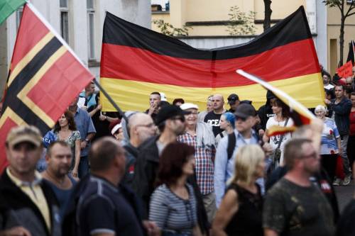 Berlino in festa, la sfida dei neonazi alla Merkel