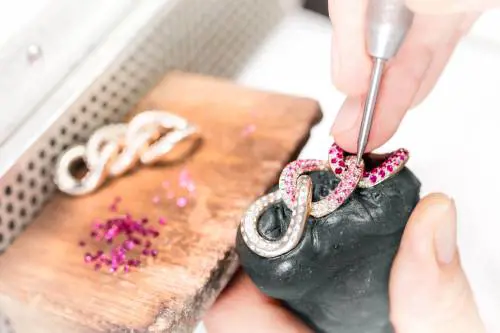 Gli studenti e la maison: da Galdus è nata l'accademia del gioiello