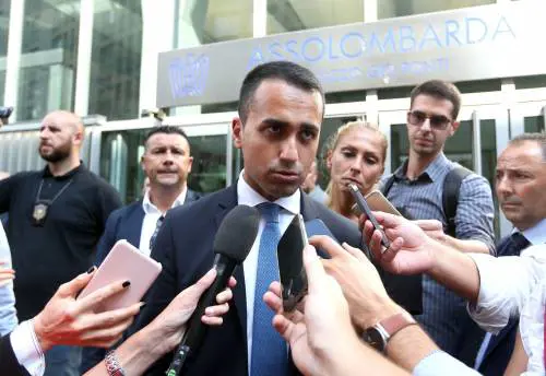 Di Maio va in Cina col volo di linea. E mostra il biglietto: "Sono in classe economica"