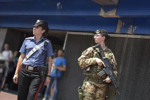 Paura a Roma: tenta di colpire i militari con una bottiglia rotta