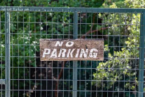 Reato di violenza privata lasciare l’auto davanti a un cancello