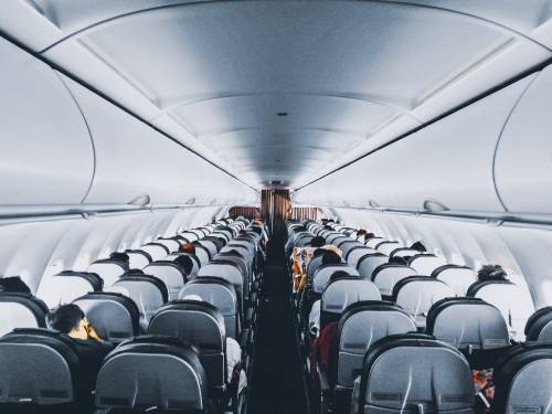 Panico in aereo: i passeggeri perdono sangue da orecchie e naso