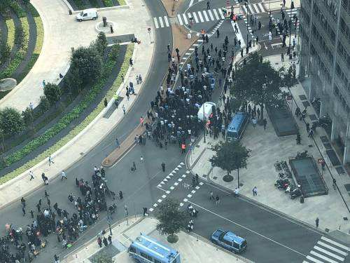 Milano, musulmani si flagellano in strada per l'ashura: preghiere e bandiere nere sotto il Pirellone