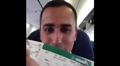 "Di Maio viaggia in business". Il ministro smonta la bufala del Pd