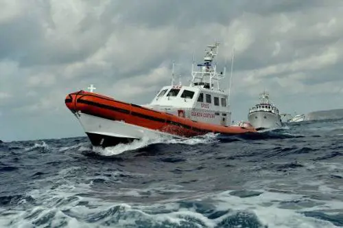 Lecce, sbarco di 66 stranieri: soccorsi al largo della costa ugentina