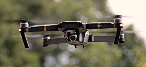 Milano, drone colpisce passante in piazza Duomo
