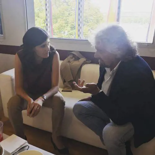 Grillo incontra l'Appendino tra gli stand del Lingotto: per te ok al terzo mandato