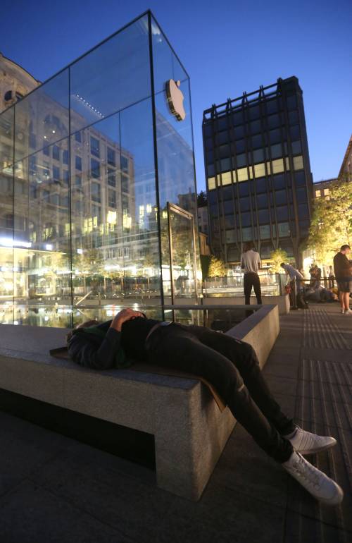 La notte in coda per l'iPhone. A Milano la melafonino mania