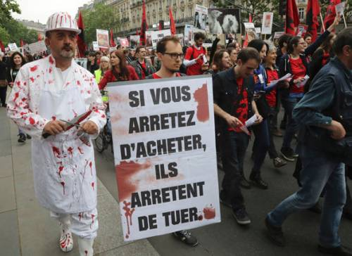 Francia, vegani pronti a marciare, macellai impauriti pagano guardie