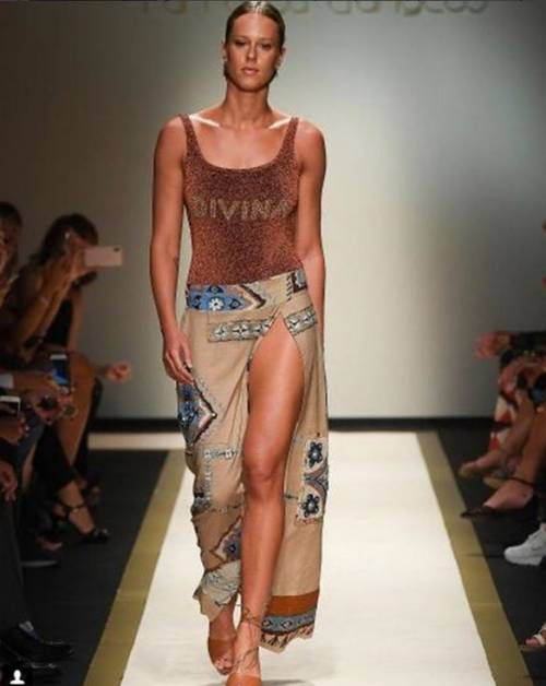 La Pellegrini si autocelebra alla Fashion Week