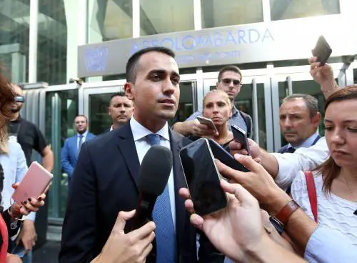 Macron sfora il deficit ma a differenza nostra per tagliare le tasse