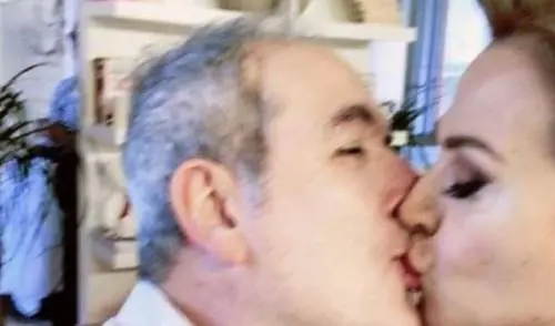 Sposini, bacio social alla d'Urso