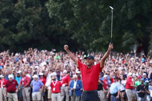 Golf, Tiger Woods ritorna alla vittoria dopo 5 anni